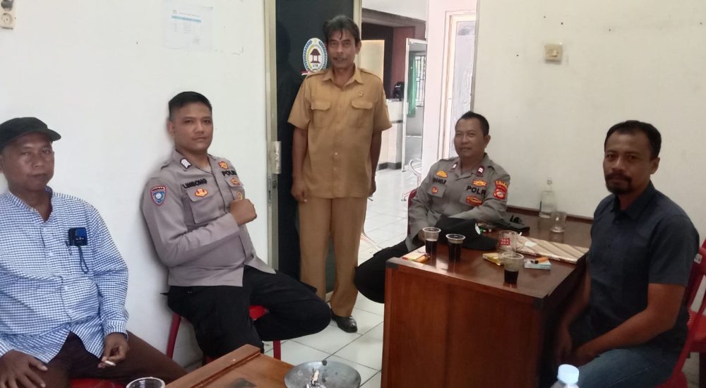 Bhabinkamtibmas Desa Cikampek Utara Amankan Pendaftaran Calon Kepada Deaa